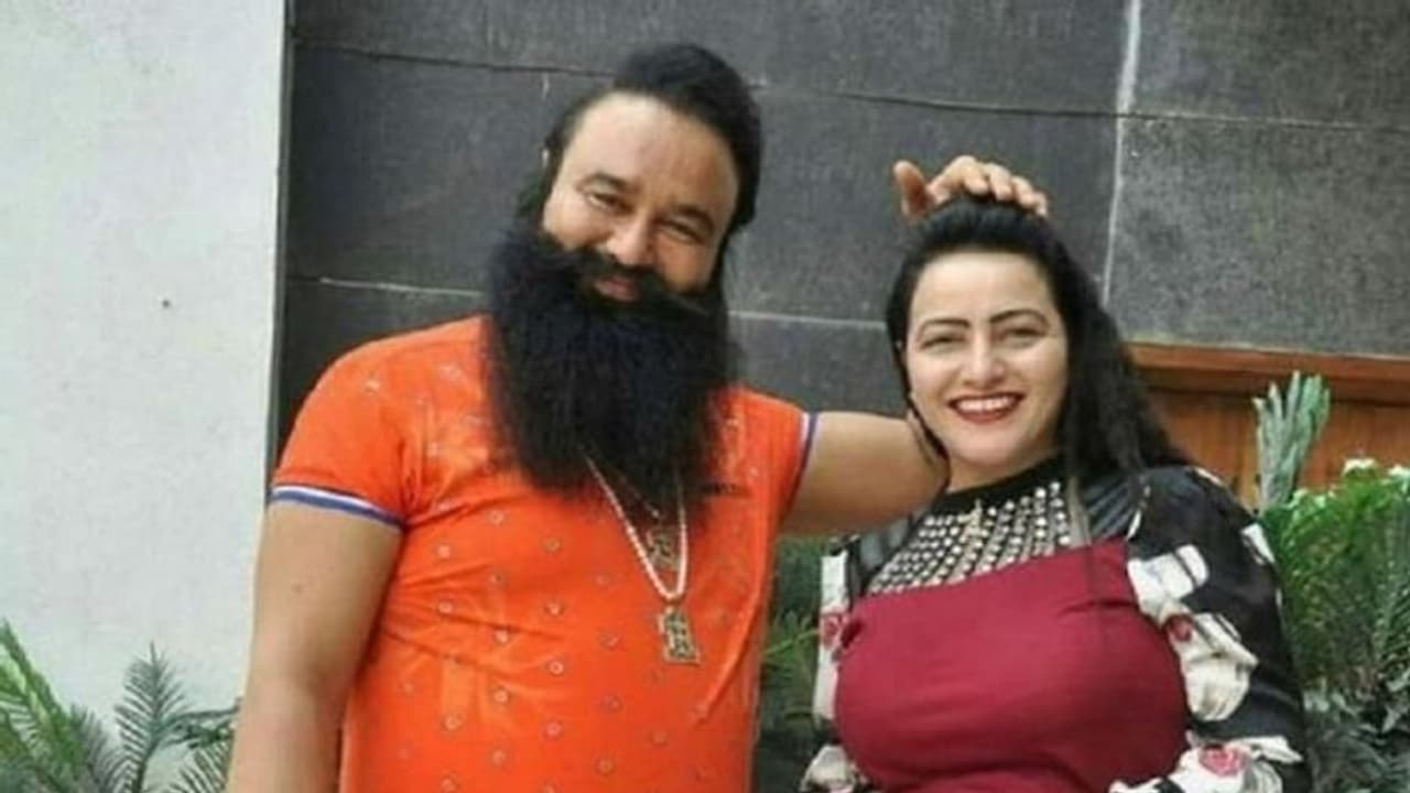 दिल्ली महिला आयोग की अध्यक्ष स्वाति मालीवाल ने कहा रेपिस्ट और कातिल है राम रहीम दिल्ली महिला आयोग की अध्यक्ष स्वाति मालीवाल ने कहा रेपिस्ट और कातिल है राम रहीम