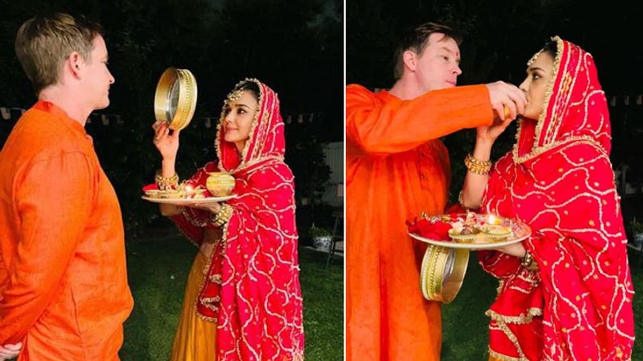 10 साल छोटे अंग्रेज पति संग प्रिटी जिंटा ने मनाया करवा चौथ, लाल जोड़ा में दुल्हन की तरह आईं नजर 10 साल छोटे अंग्रेज पति संग प्रिटी जिंटा ने मनाया करवा चौथ, लाल जोड़ा में दुल्हन की तरह आईं नजर