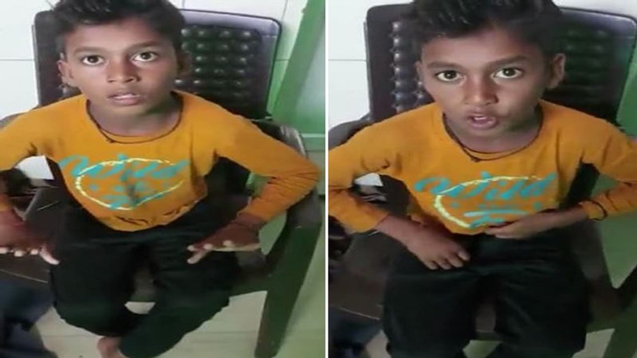 मुलायम सिंह यादव के निधन पर अकेले ही सैफई के लिए निकला नन्हा समर्थक भटका, GRP की पूछताछ का वीडियो वायरल मुलायम सिंह यादव के निधन पर अकेले ही सैफई के लिए निकला नन्हा समर्थक भटका, GRP की पूछताछ का वीडियो वायरल