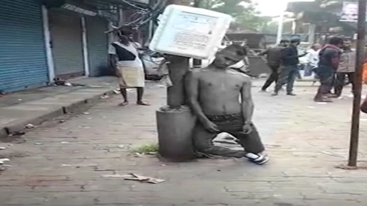 कानपुर: बिजली के पोल पर जूते के फीते से फंदा लगाकर लटका मिला युवक का शव, घंटो बाद भी नहीं हो सकी शिनाख्त कानपुर: बिजली के पोल पर जूते के फीते से फंदा लगाकर लटका मिला युवक का शव, घंटो बाद भी नहीं हो सकी शिनाख्त