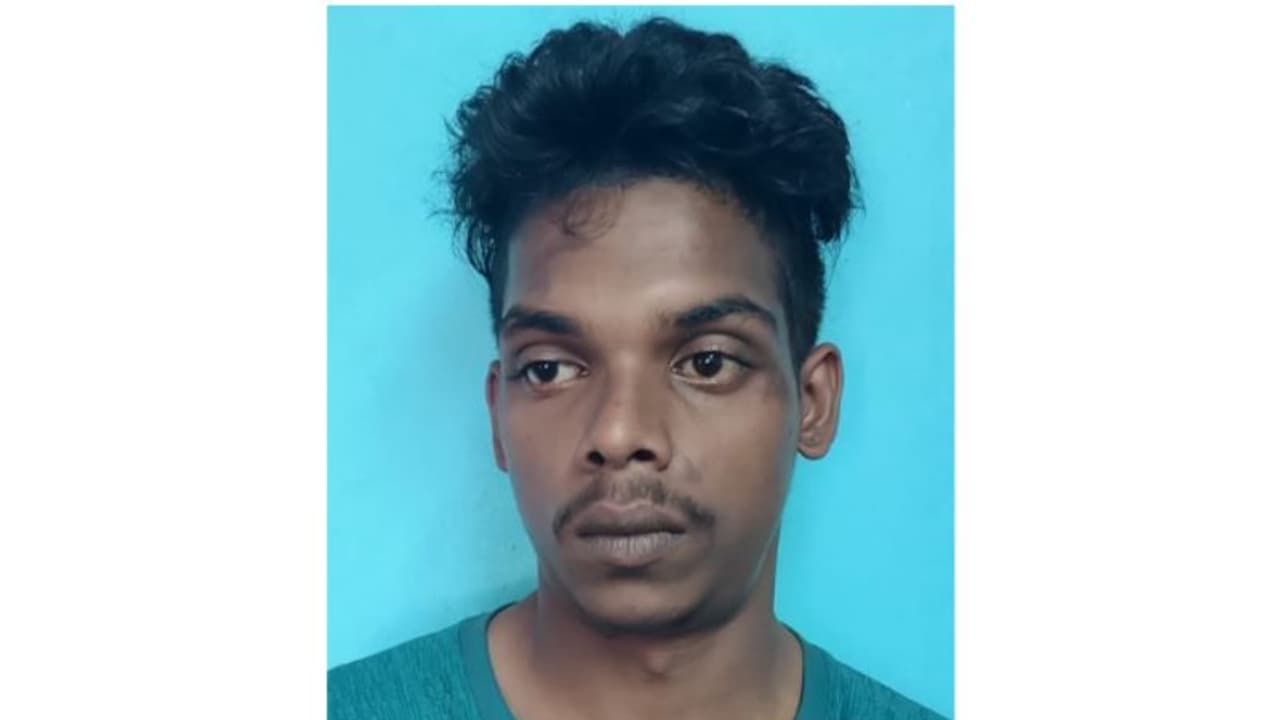 ബൈക്കില് മിന്നല് വേഗത്തില് വന്ന് പോകും, അതിനിടെ കഞ്ചാവ് കൈമാറും; ഒടുവില് പിടിയില് ബൈക്കില് മിന്നല് വേഗത്തില് വന്ന് പോകും, അതിനിടെ കഞ്ചാവ് കൈമാറും; ഒടുവില് പിടിയില്