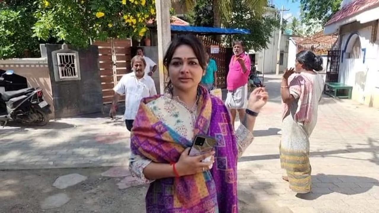 மாஜி மணிகண்டன் வீட்டி வாசலில் நின்று கதறிய நடிகை சாந்தினி.. எட்டி எட்டி உதைத்த உறவினர்கள்.. பயங்கர பரபரப்பு. மாஜி மணிகண்டன் வீட்டி வாசலில் நின்று கதறிய நடிகை சாந்தினி.. எட்டி எட்டி உதைத்த உறவினர்கள்.. பயங்கர பரபரப்பு.