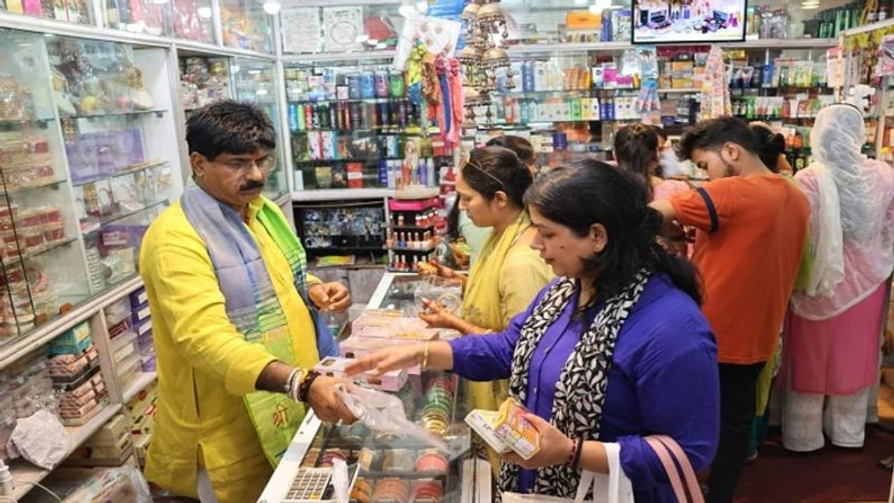 करवाचौथ पर चूड़ी बेंचते नजर आए बीजेपी विधायक राजकुमार सहयोगी, कहा पहले व्यापार फिर कुछ और करवाचौथ पर चूड़ी बेंचते नजर आए बीजेपी विधायक राजकुमार सहयोगी, कहा पहले व्यापार फिर कुछ और