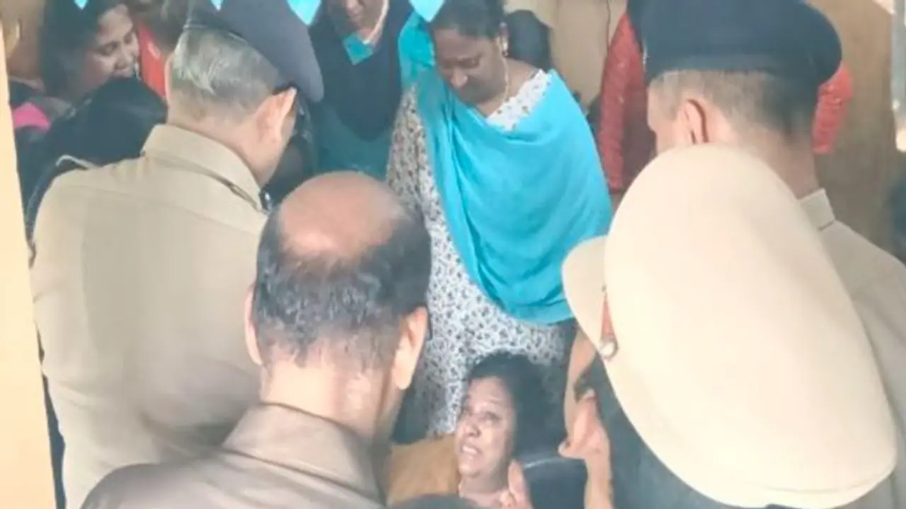  என் மகளைக் கொன்றவனை ஏதாவது செய்யுங்க.. கமிஷனர் காலில் விழுந்து கதறிய சத்யாவின் தாய்..!