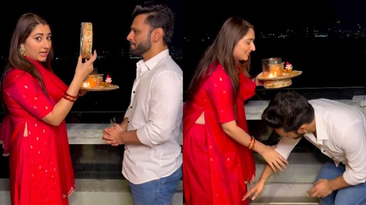 Karwa Chauth पर राहुल वैद्य ने छुए पत्नी दिशा परमार के पैर, सोशल मीडिया पर आ रहे ऐसे रिएक्शन Karwa Chauth पर राहुल वैद्य ने छुए पत्नी दिशा परमार के पैर, सोशल मीडिया पर आ रहे ऐसे रिएक्शन