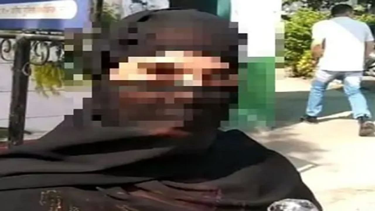 मेरठ: निकाह का झांसा देकर किया दुष्कर्म, फिर कराया गर्भपात, ससुराल वालों ने बंधक बनाकर किया ऐसा हाल मेरठ: निकाह का झांसा देकर किया दुष्कर्म, फिर कराया गर्भपात, ससुराल वालों ने बंधक बनाकर किया ऐसा हाल