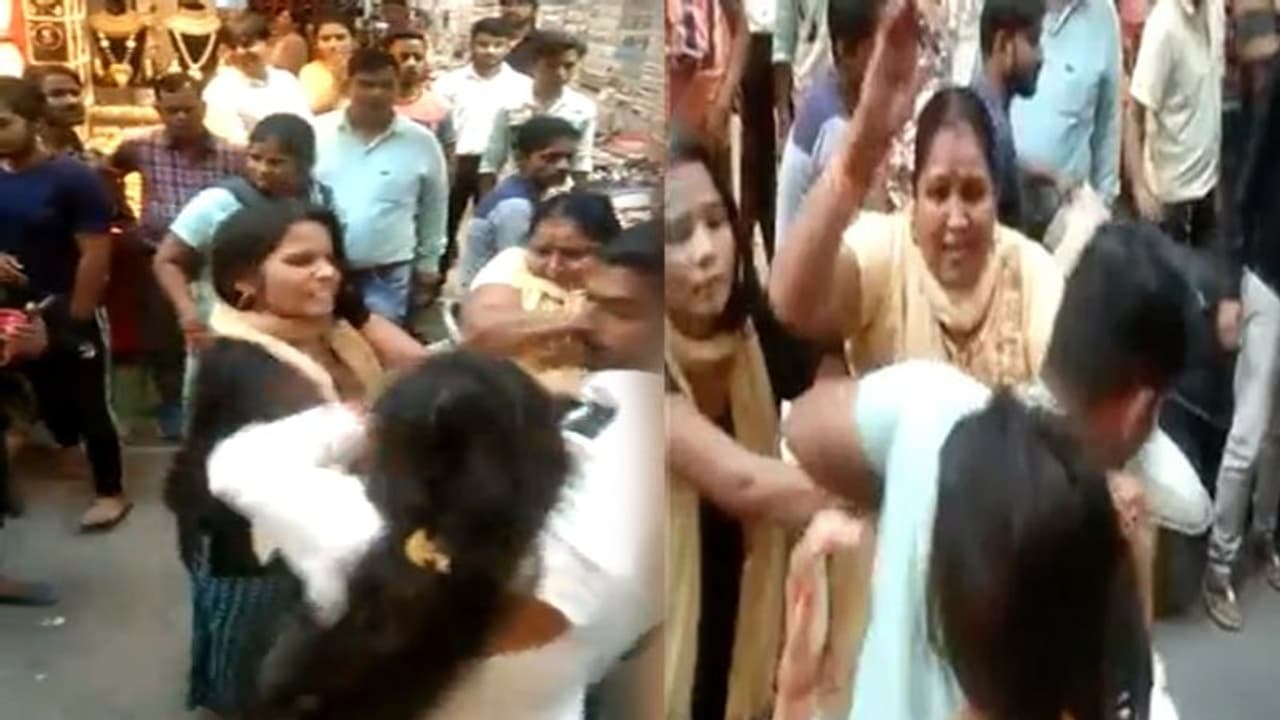 करवा चौथ पर खुल गई पति की करतूतों की पोल, गर्लफ्रेंड के साथ रंगे हाथों पत्नी ने पकड़ा, देखें Video करवा चौथ पर खुल गई पति की करतूतों की पोल, गर्लफ्रेंड के साथ रंगे हाथों पत्नी ने पकड़ा, देखें Video