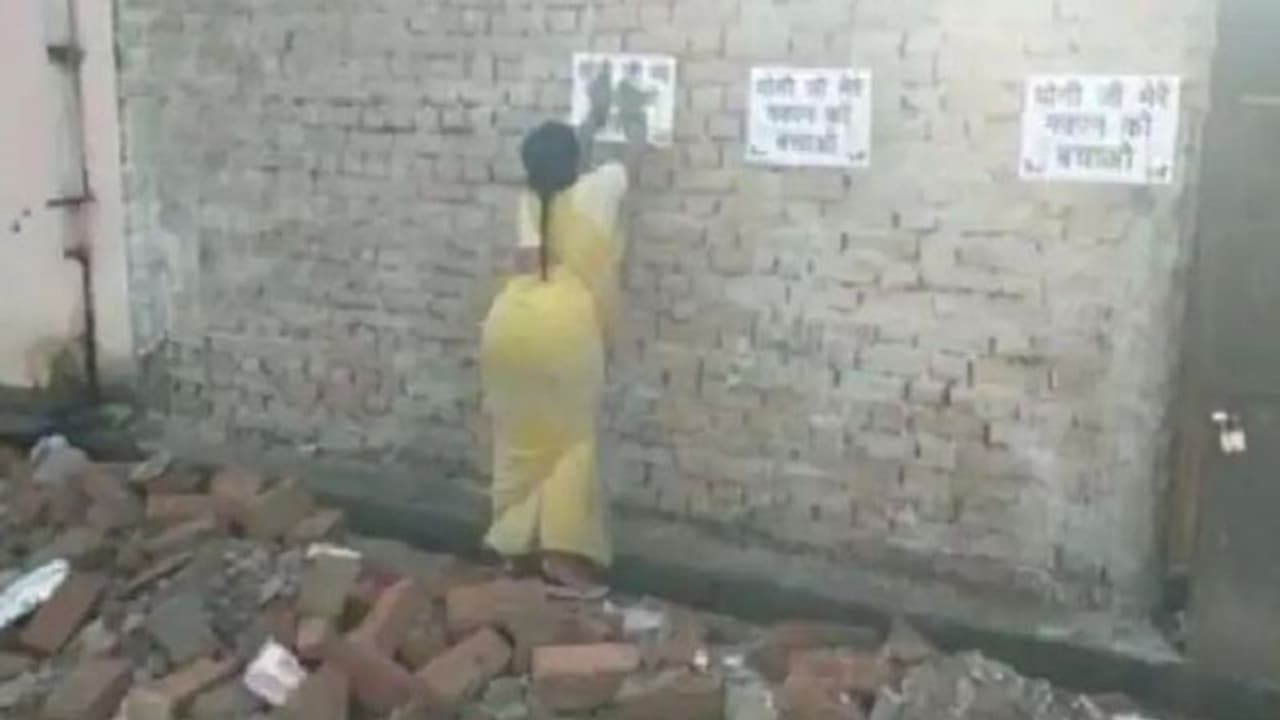 कानपुर: 'योगी जी मेरे मकान को बचाओ', दबंगों से अपने घर को बचाने के लिए महिला ने पोस्टर लगाकर CM से की अपील कानपुर: 'योगी जी मेरे मकान को बचाओ', दबंगों से अपने घर को बचाने के लिए महिला ने पोस्टर लगाकर CM से की अपील