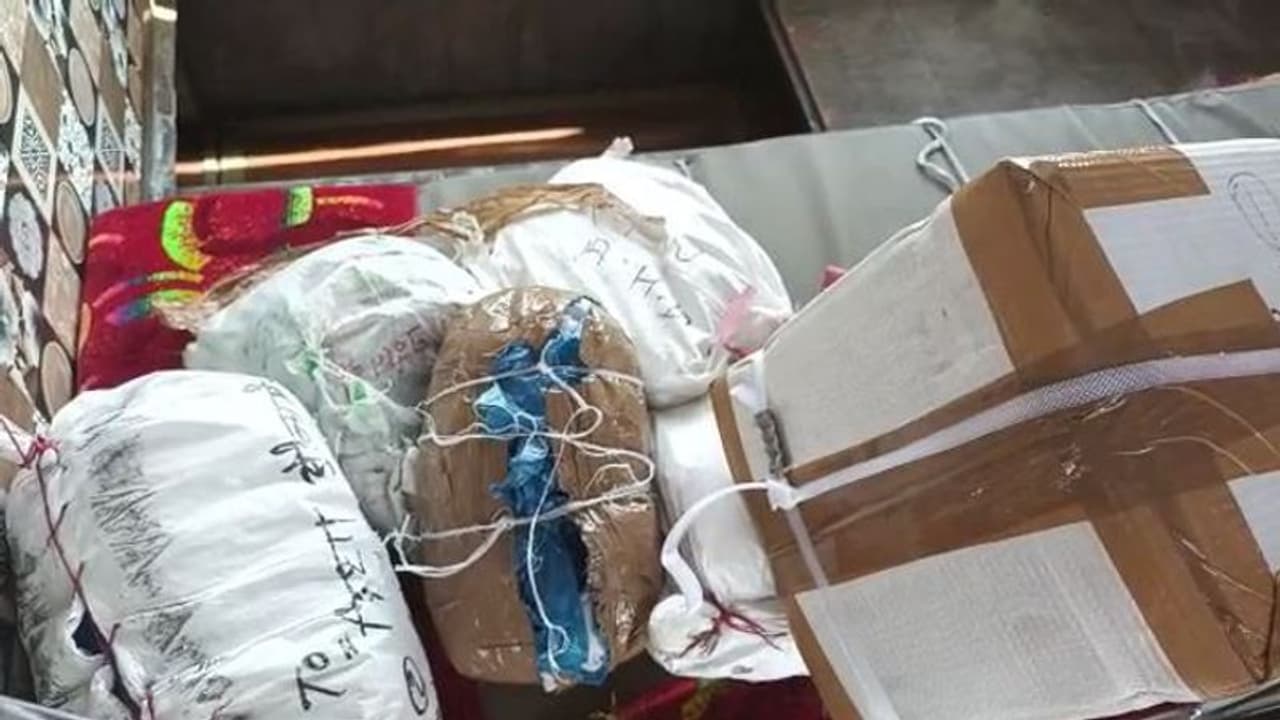 गुजरात चुनाव से पहले वोटरों को लुभाने की कोशिश: राजस्थान के रास्ते पहुंचाई जा रही नगदी और ज्वैलरी गुजरात चुनाव से पहले वोटरों को लुभाने की कोशिश: राजस्थान के रास्ते पहुंचाई जा रही नगदी और ज्वैलरी