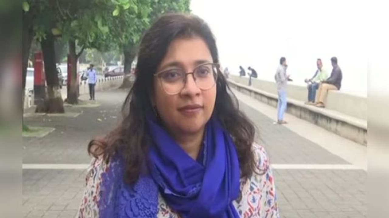 11 साल से मां को खोज रही बीना, हजारों किमी दूर से आकर मुंबई में गली गली की छान रही खाक 11 साल से मां को खोज रही बीना, हजारों किमी दूर से आकर मुंबई में गली गली की छान रही खाक