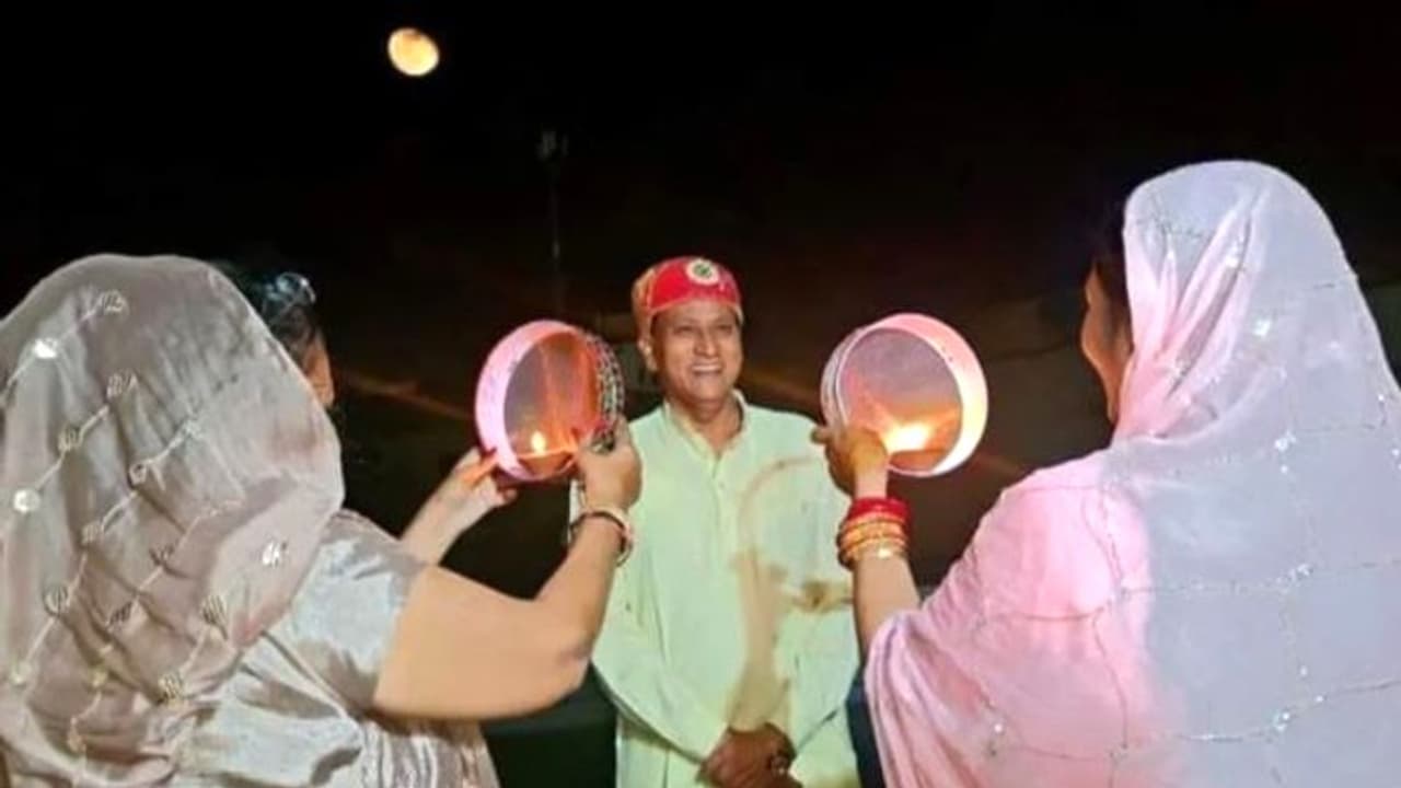 राजस्थान में दिखा अनोखा नजाराः राज्य के सांसद ने दो पत्नियों के साथ मनाया करवा चौथ, वायरल हुई दीदार की तस्वीर राजस्थान में दिखा अनोखा नजाराः राज्य के सांसद ने दो पत्नियों के साथ मनाया करवा चौथ, वायरल हुई दीदार की तस्वीर