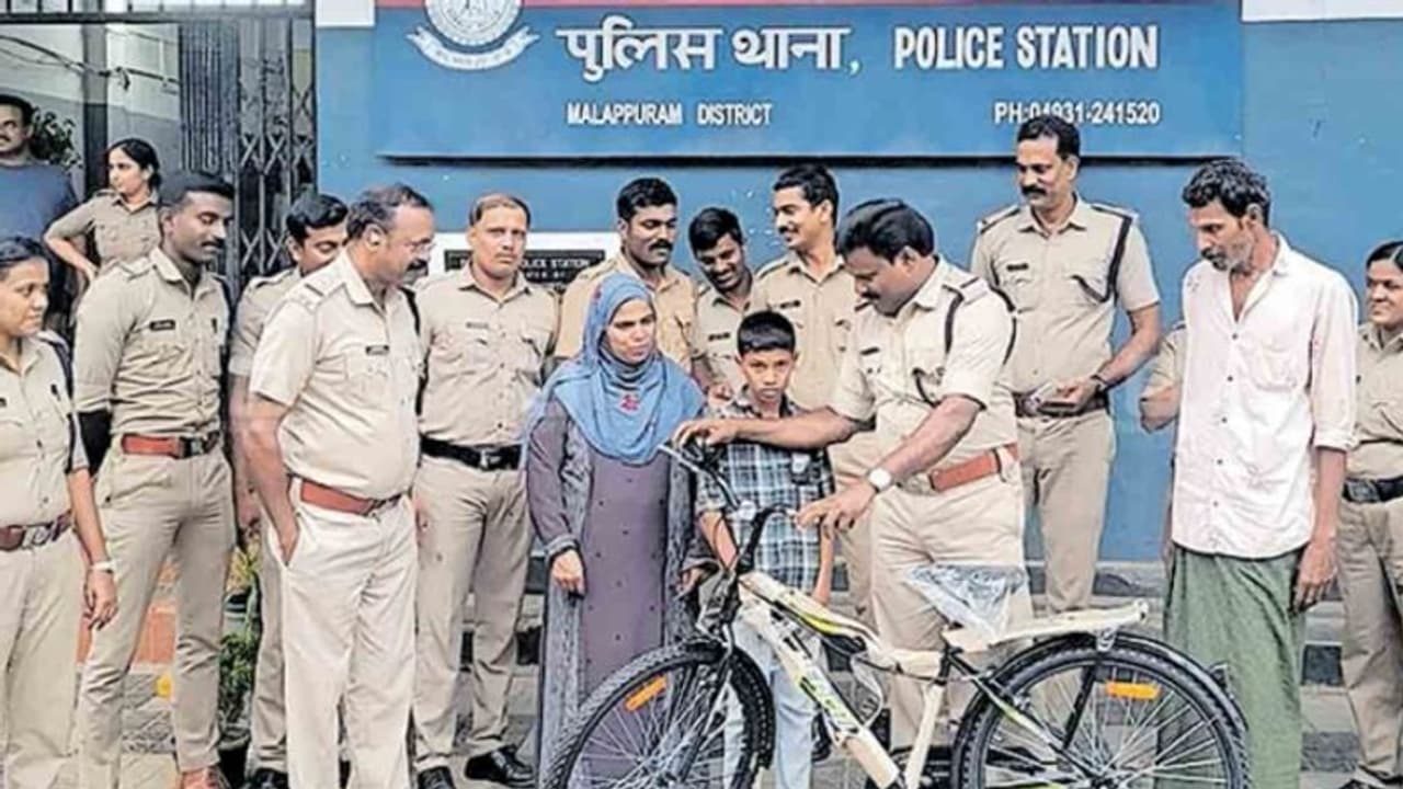 'സൈക്കിളില്ല, സങ്കടപ്പെട്ട് വീടുവിട്ടിറങ്ങി'; 12 വയസുകാരനെ കണ്ടെത്തി പുത്തന്‍ സൈക്കിള്‍ വാങ്ങി നല്‍കി പൊലീസ്