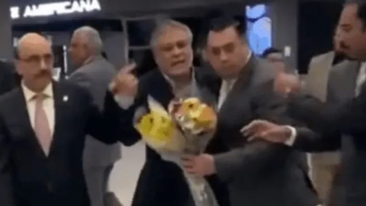 ചോര്...ചോര്...വിളികളുമായി യുഎസ് വിമാനത്താവളത്തിൽ പാകിസ്ഥാൻ ധനമന്ത്രിക്കെതിരെ കയ്യേറ്റം, പ്രതിഷേധം ചോര്...ചോര്...വിളികളുമായി യുഎസ് വിമാനത്താവളത്തിൽ പാകിസ്ഥാൻ ധനമന്ത്രിക്കെതിരെ കയ്യേറ്റം, പ്രതിഷേധം