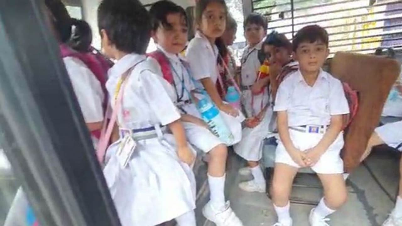 हरदोई: वाहन को लहराता देख रोकी गई स्कूल बस, इस तरह से बची 35 बच्चों की जान हरदोई: वाहन को लहराता देख रोकी गई स्कूल बस, इस तरह से बची 35 बच्चों की जान