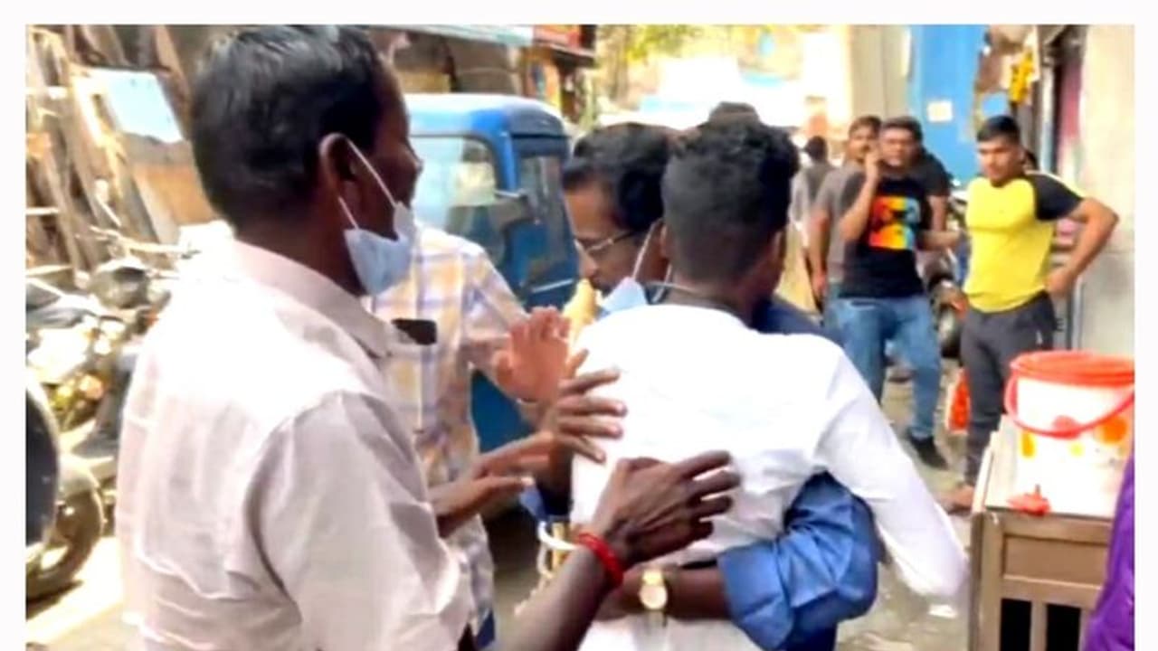 படிக்க சொன்னதால் வீட்டை விட்டு ஓடிய மாணவன்.. ஒன்றரை ஆண்டுகளுக்கு பின் மீட்பு..மகனை கட்டிப்பிடித்து கதறிய தந்தை