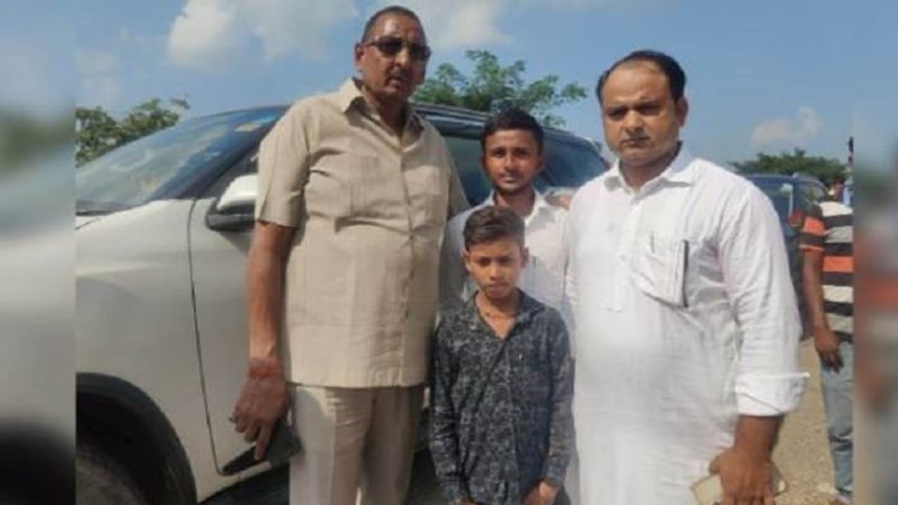 महराजगंज से सैफई के लिए निकले नन्हे समर्थक से मिलेंगे अखिलेश यादव, मासूम का वीडियो हुआ था वायरल महराजगंज से सैफई के लिए निकले नन्हे समर्थक से मिलेंगे अखिलेश यादव, मासूम का वीडियो हुआ था वायरल