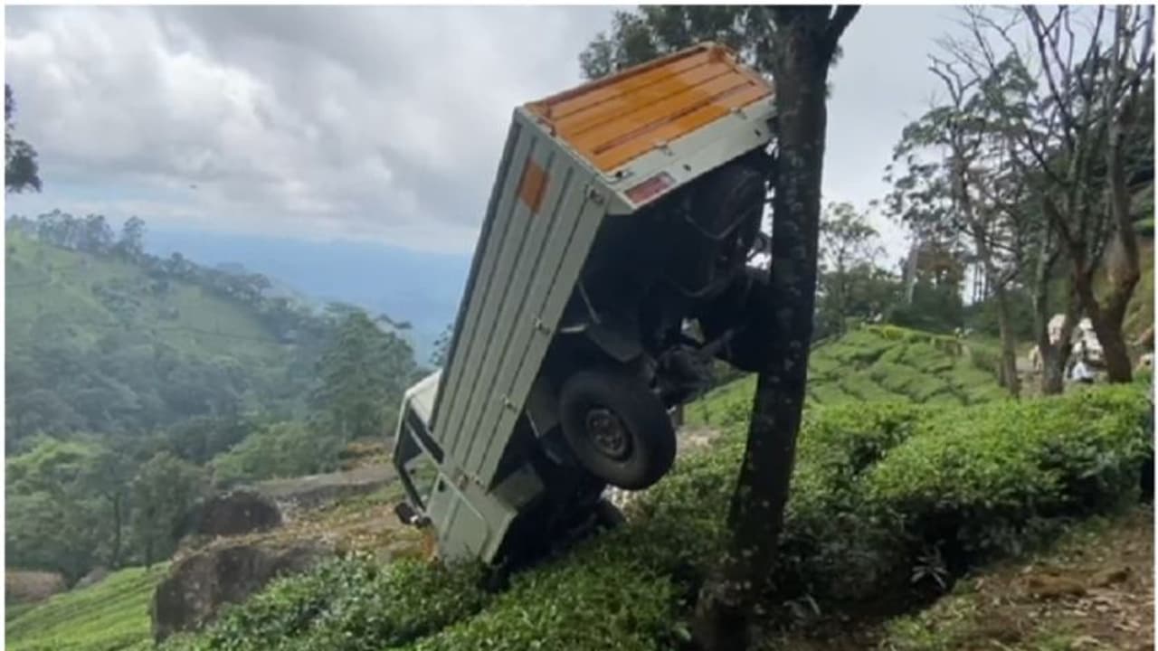 കൊച്ചി ധനുഷ്കോടി ദേശീയപാതയില് പിക്കപ്പ് വാന് അപകടത്തില്പ്പെട്ടു; ഡ്രൈവര് അത്ഭുതകരമായി രക്ഷപ്പെട്ടു കൊച്ചി ധനുഷ്കോടി ദേശീയപാതയില് പിക്കപ്പ് വാന് അപകടത്തില്പ്പെട്ടു; ഡ്രൈവര് അത്ഭുതകരമായി രക്ഷപ്പെട്ടു