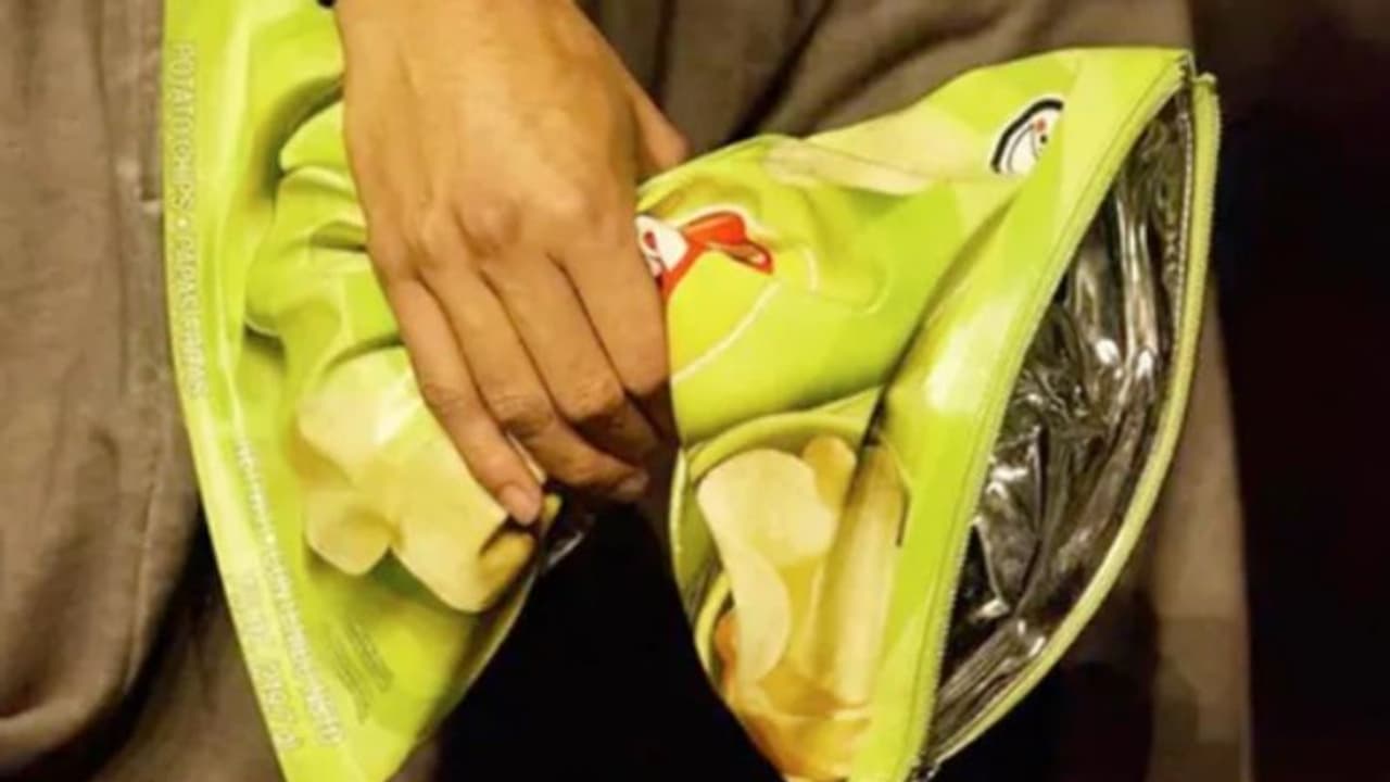 'ലെയ്സ്' പാക്കറ്റ് മോഡൽ ലെതർ ബാഗ്; വില 1.40 ലക്ഷം രൂപ!