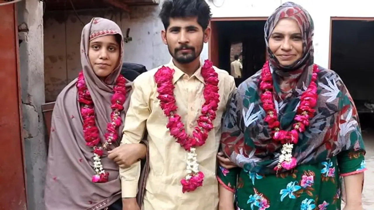 2 बीवियां मिलकर पति के लिए खोज रहीं हैं तीसरी बीवी, पढ़ें अजब प्रेम की गजब कहानी 2 बीवियां मिलकर पति के लिए खोज रहीं हैं तीसरी बीवी, पढ़ें अजब प्रेम की गजब कहानी