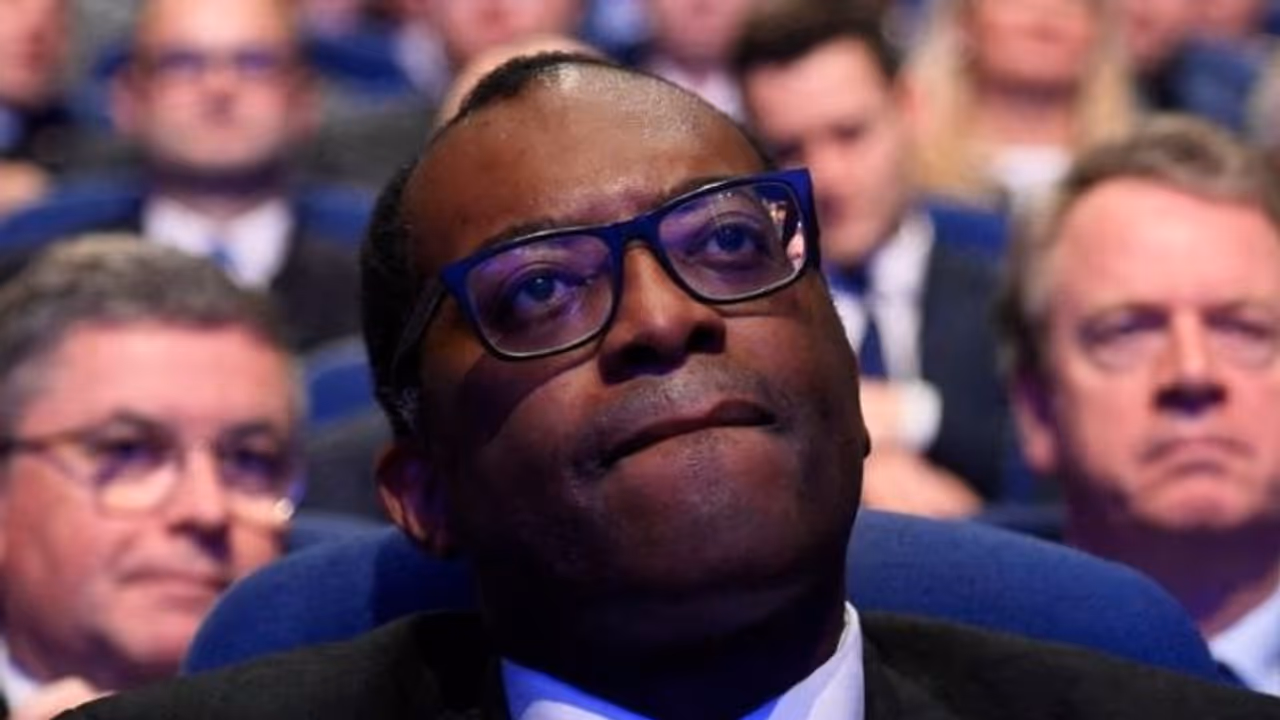 ബ്രിട്ടീഷ് ധനമന്ത്രി ക്വാർട്ടംഗിനെ പുറത്താക്കി ബ്രിട്ടീഷ് ധനമന്ത്രി ക്വാർട്ടംഗിനെ പുറത്താക്കി