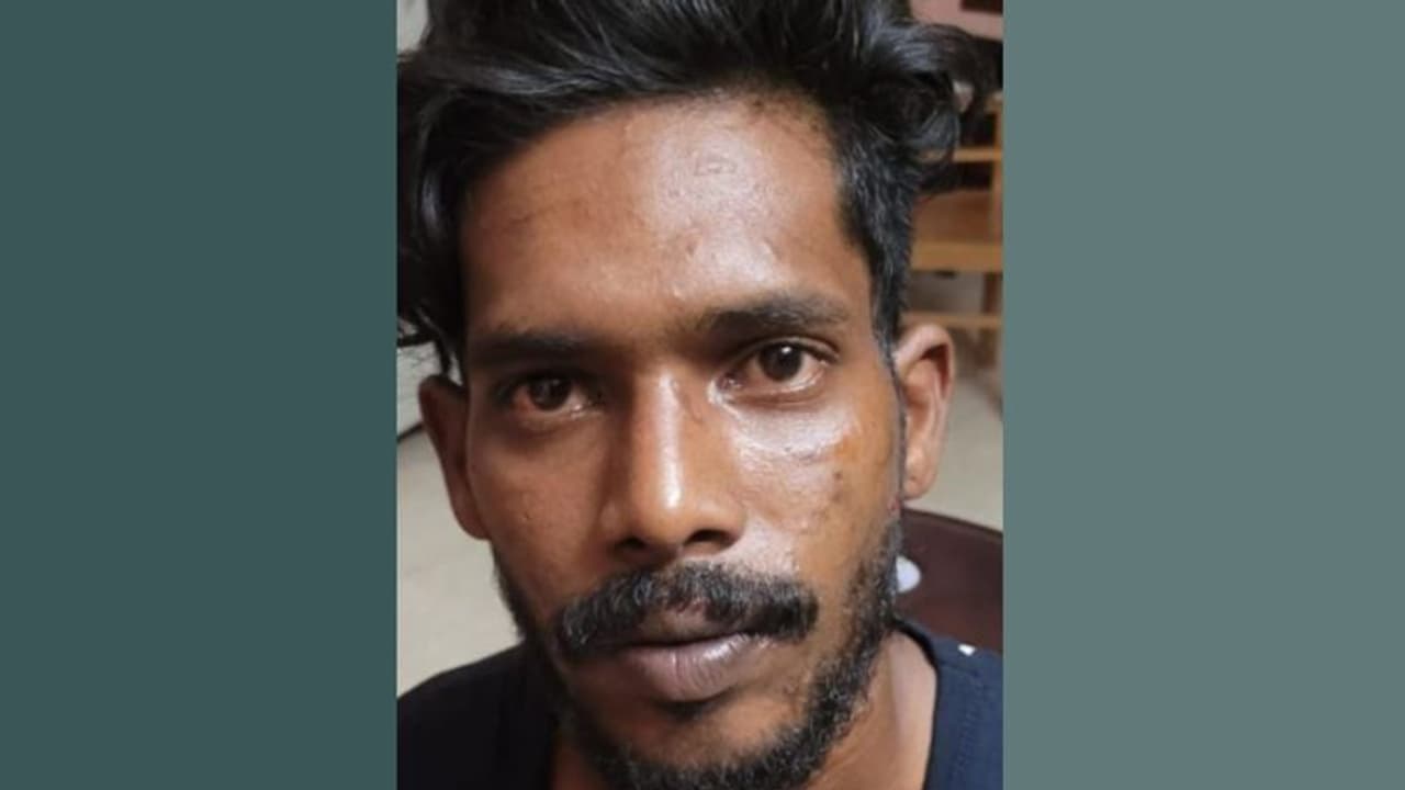 'ബൈക്ക് മോഷണം, ചന്ദനക്കടത്ത്,കത്തിക്കുത്ത്', ഒളിസങ്കേതത്തിൽ ലഹരി ഉപയോഗിക്കുന്നതിനിടെ പ്രതിയെ പൊക്കി പൊലീസ് 'ബൈക്ക് മോഷണം, ചന്ദനക്കടത്ത്,കത്തിക്കുത്ത്', ഒളിസങ്കേതത്തിൽ ലഹരി ഉപയോഗിക്കുന്നതിനിടെ പ്രതിയെ പൊക്കി പൊലീസ്