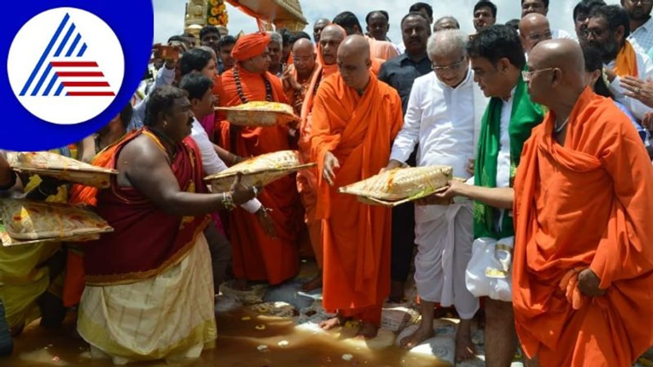 ಕೆಆರ್ ಪೇಟೆಯಲ್ಲಿ ಕುಂಭ ಮೇಳ ಸಂಭ್ರಮ: ತ್ರಿವೇಣಿ ಸಂಗಮದಲ್ಲಿ ಮಿಂದೆದ್ದ ಭಕ್ತ ಸಾಗರ ಕೆಆರ್ ಪೇಟೆಯಲ್ಲಿ ಕುಂಭ ಮೇಳ ಸಂಭ್ರಮ: ತ್ರಿವೇಣಿ ಸಂಗಮದಲ್ಲಿ ಮಿಂದೆದ್ದ ಭಕ್ತ ಸಾಗರ