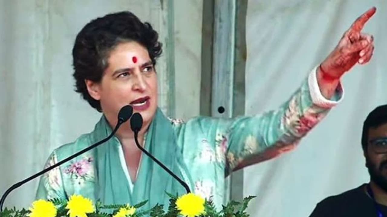 காங்கிரஸ் ஆட்சிக்கு வந்தால் 1 லட்சம் வேலை முதல் பழைய ஓய்வூதிய திட்டம் வரை.. மாஸ் காட்டிய பிரியங்கா காந்தி காங்கிரஸ் ஆட்சிக்கு வந்தால் 1 லட்சம் வேலை முதல் பழைய ஓய்வூதிய திட்டம் வரை.. மாஸ் காட்டிய பிரியங்கா காந்தி