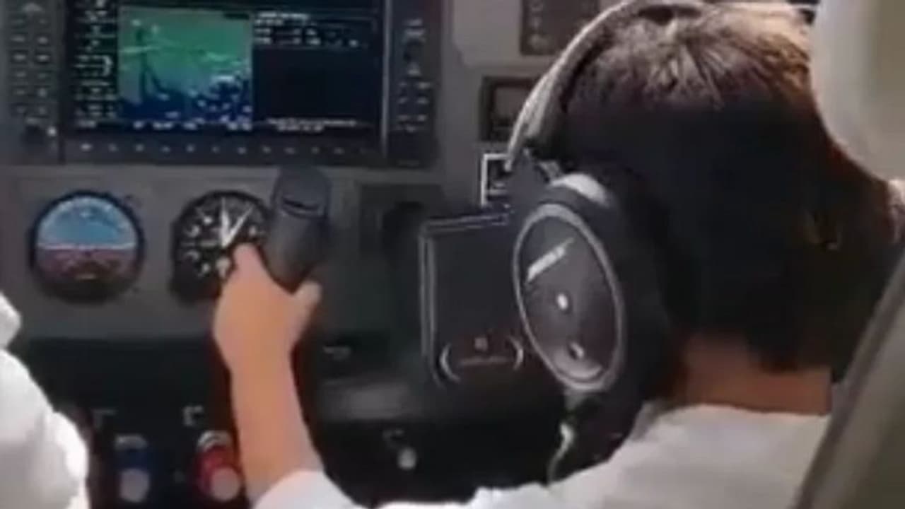 വിമാനത്തിന്റെ കോക്പിറ്റില് ഏഴ് വയസ്സുകാരന്; ഗുജറാത്തില്നിന്നുള്ള വീഡിയോ വിവാദത്തില് വിമാനത്തിന്റെ കോക്പിറ്റില് ഏഴ് വയസ്സുകാരന്; ഗുജറാത്തില്നിന്നുള്ള വീഡിയോ വിവാദത്തില്