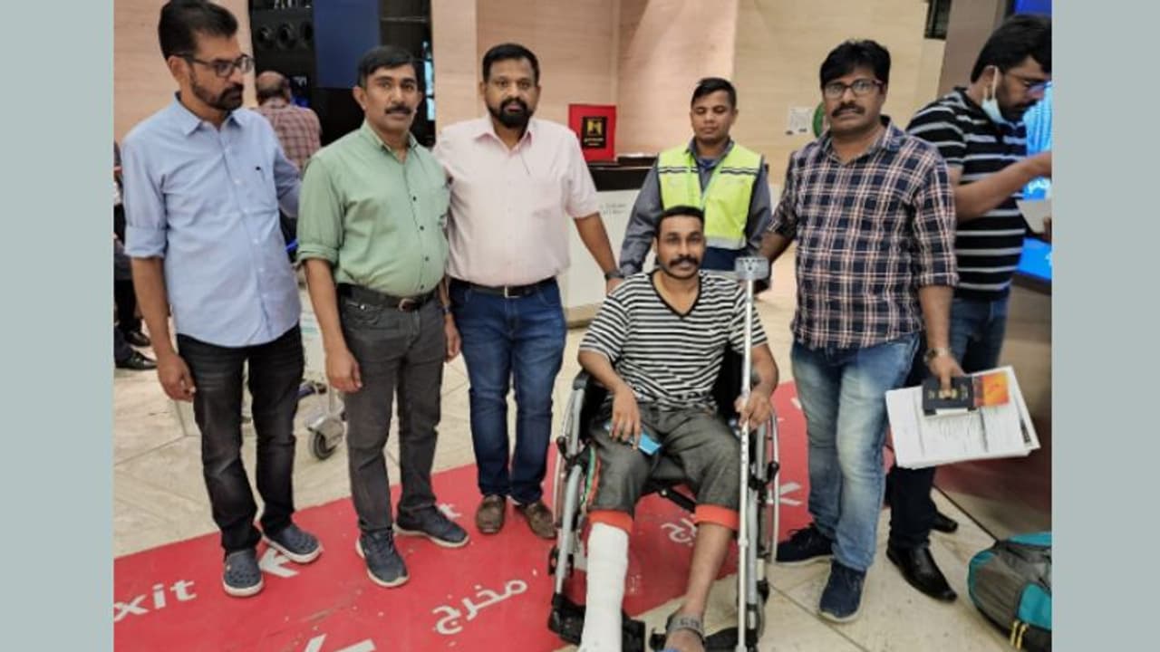 മതില് ചാടികടക്കാന് ശ്രമിക്കുന്നതിനിടെ വീണ് പരിക്കേറ്റ പ്രവാസി മലയാളിയെ നാട്ടിലെത്തിച്ചു മതില് ചാടികടക്കാന് ശ്രമിക്കുന്നതിനിടെ വീണ് പരിക്കേറ്റ പ്രവാസി മലയാളിയെ നാട്ടിലെത്തിച്ചു