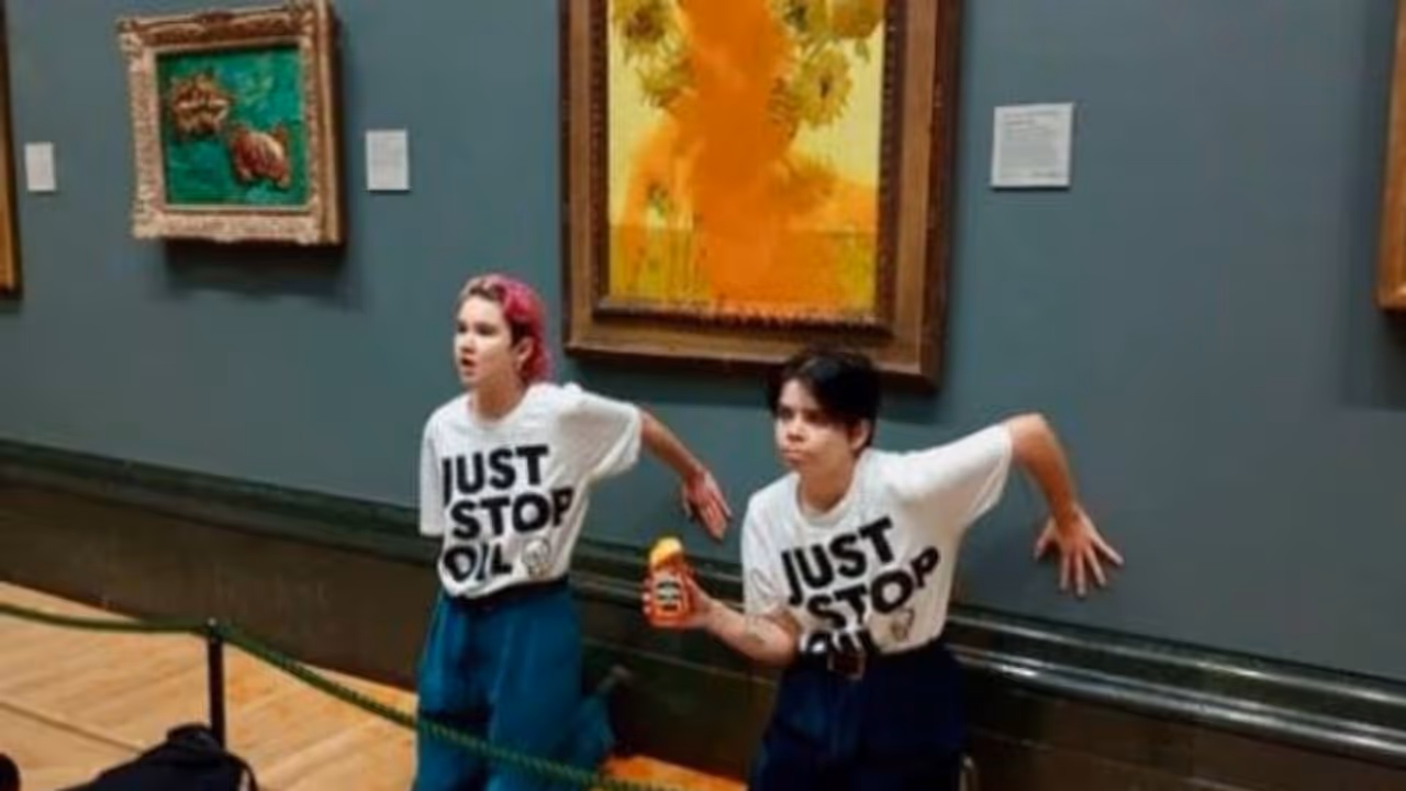 വിന്സെന്റ് വാന് ഗോഗിന്റെ പ്രശസ്ത പെയിന്റിംഗിന് മുകളിലേക്ക് സൂപ്പൊഴിച്ച് കാലാവസ്ഥാ പ്രതിഷേധക്കാര് വിന്സെന്റ് വാന് ഗോഗിന്റെ പ്രശസ്ത പെയിന്റിംഗിന് മുകളിലേക്ക് സൂപ്പൊഴിച്ച് കാലാവസ്ഥാ പ്രതിഷേധക്കാര്