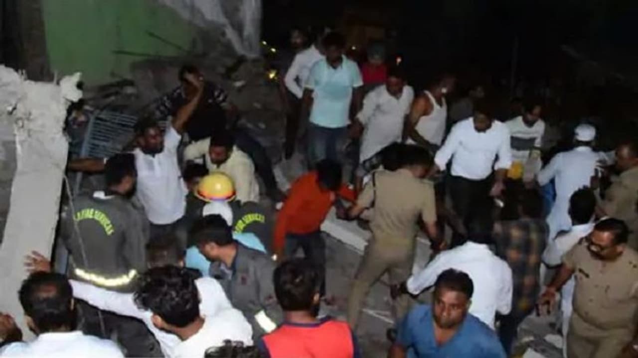 अलीगढ़ में 3 मंजिला बिल्डिंग भरभराकर गिरी, कुछ को निकाला सुरक्षित तो मलबे के नीच दबे है कई लोग, बचाव कार्य जारी अलीगढ़ में 3 मंजिला बिल्डिंग भरभराकर गिरी, कुछ को निकाला सुरक्षित तो मलबे के नीच दबे है कई लोग, बचाव कार्य जारी