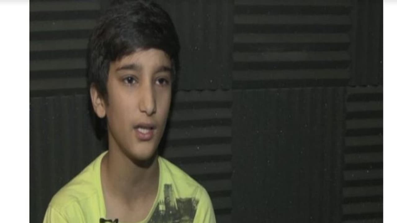 कश्मीर की वादियों से छनकर निकली मीठी आवाज ने किया जादू, 11 साल का यह कश्मीरी लड़का बना इंटरनेट की सनसनी कश्मीर की वादियों से छनकर निकली मीठी आवाज ने किया जादू, 11 साल का यह कश्मीरी लड़का बना इंटरनेट की सनसनी
