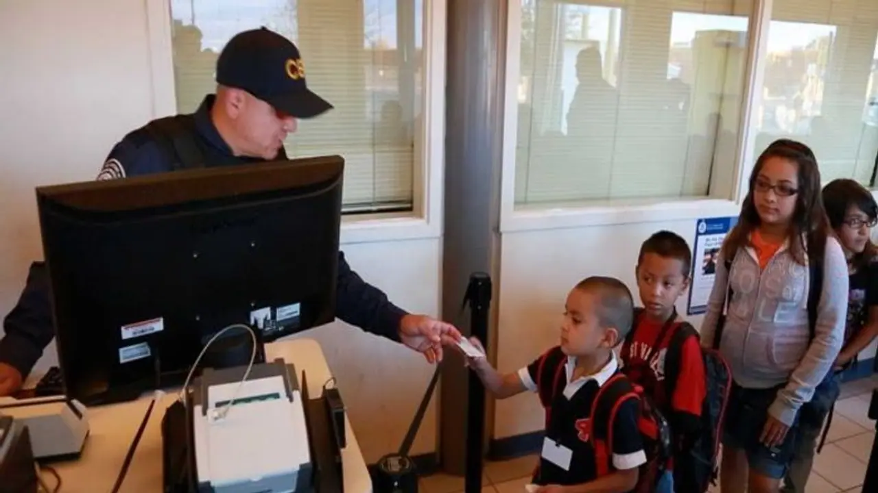 जेब में पासपोर्ट रखकर बॉर्डर के उसपार स्कूल जाते हैं छात्र, जान हथेली पर रख करते हैं पढ़ाई