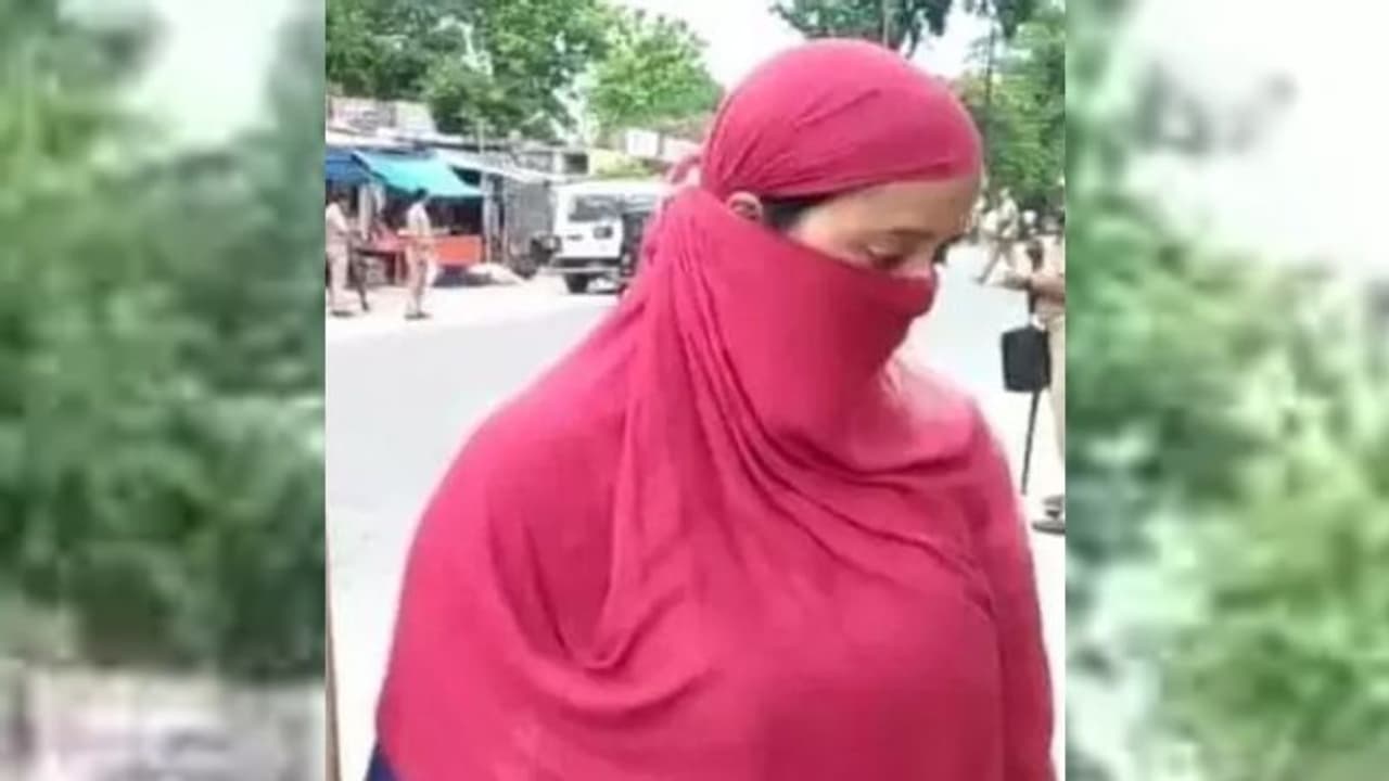 ये लेडी डॉन कभी नहीं दिखाती अपना चेहरा लेकिन अपने गैंग से करवाती है खतरनाक कांड ये लेडी डॉन कभी नहीं दिखाती अपना चेहरा लेकिन अपने गैंग से करवाती है खतरनाक कांड