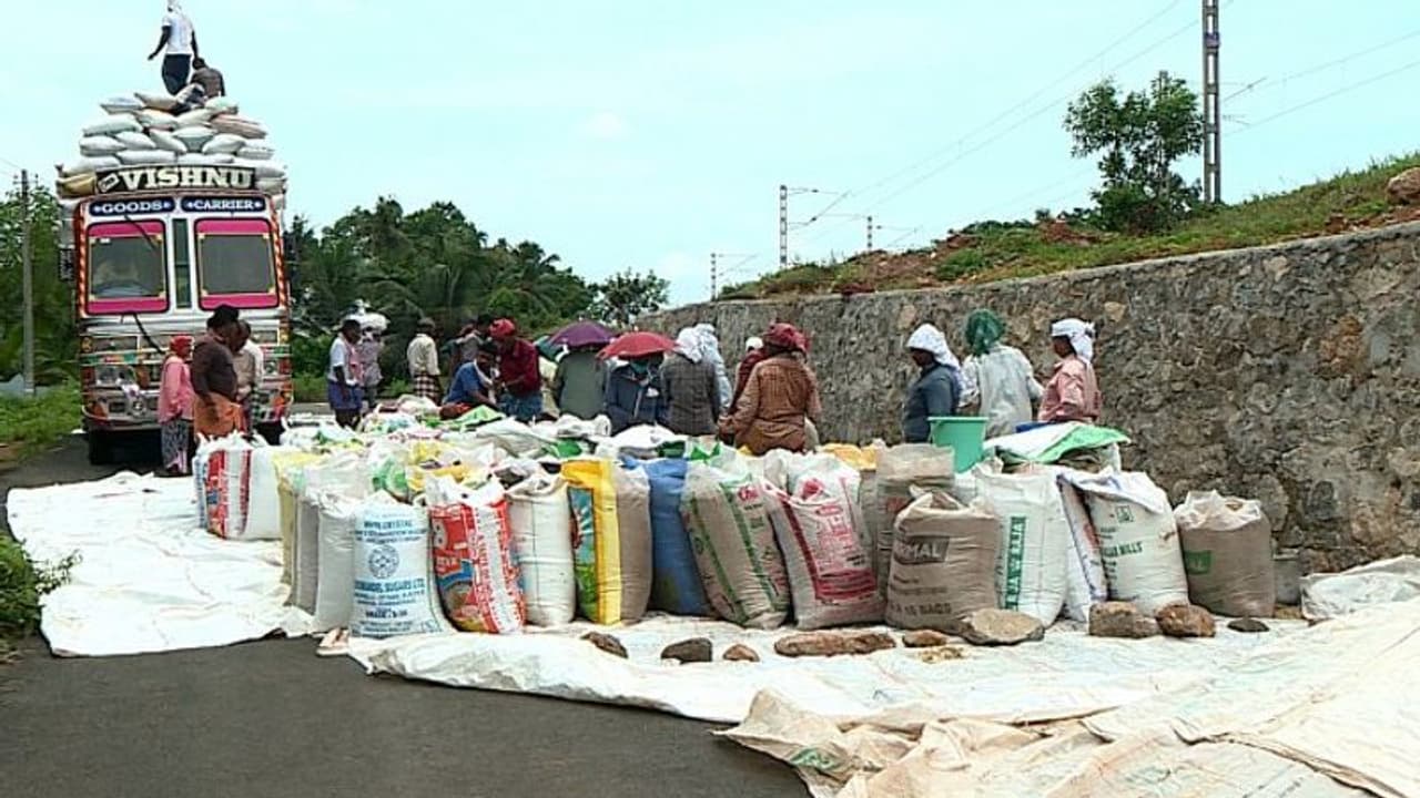 കണ്ണീരോടെ കര്ഷകര്: നെല്ല് സംഭരണം മുടങ്ങിയതിന് സര്ക്കാരിന് പഴിച്ച് മില്ലുടമകൾ കണ്ണീരോടെ കര്ഷകര്: നെല്ല് സംഭരണം മുടങ്ങിയതിന് സര്ക്കാരിന് പഴിച്ച് മില്ലുടമകൾ
