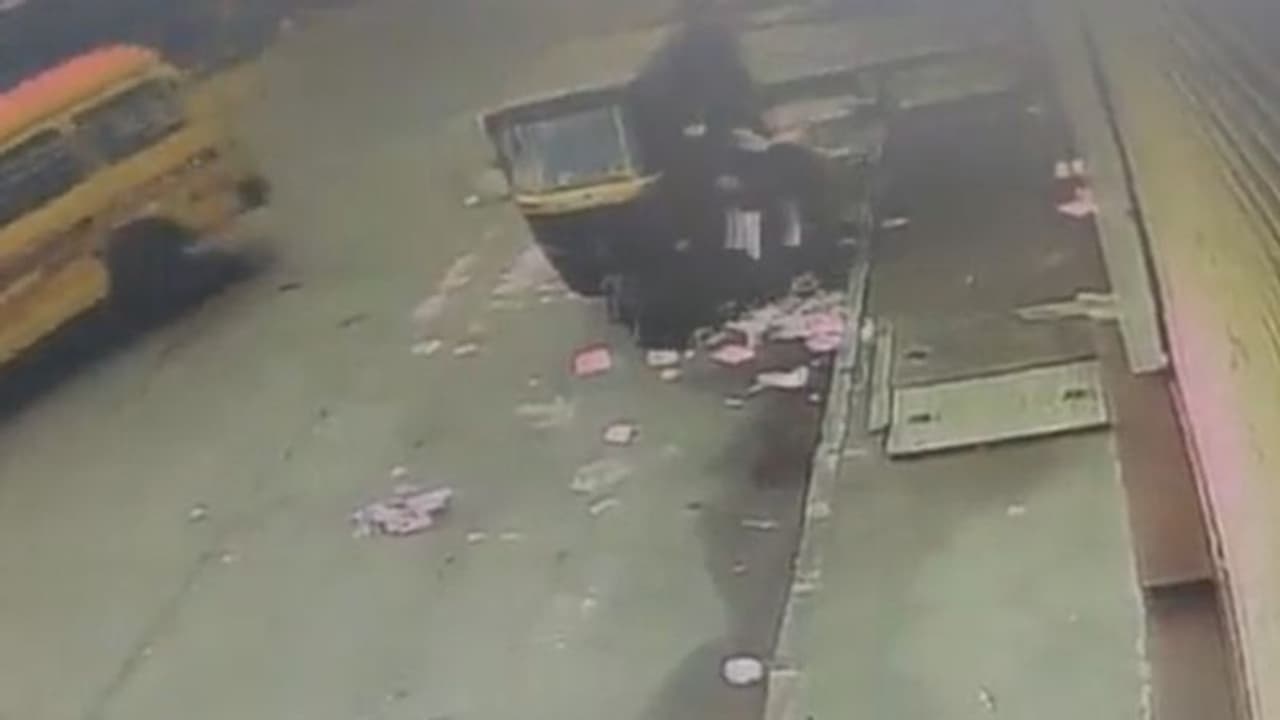 Maha: Auto driver sexually harasses college student, drags her with vehicle; arrested Maha: Auto driver sexually harasses college student, drags her with vehicle; arrested