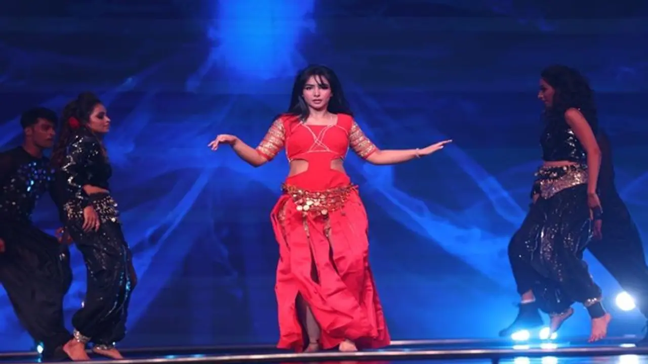 রোহনের হাতে হাত, চোখে চোখ! নাচের মঞ্চে লেখক সৃজলা এ বার বেলি ডান্সারও? রোহনের হাতে হাত, চোখে চোখ! নাচের মঞ্চে লেখক সৃজলা এ বার বেলি ডান্সারও?