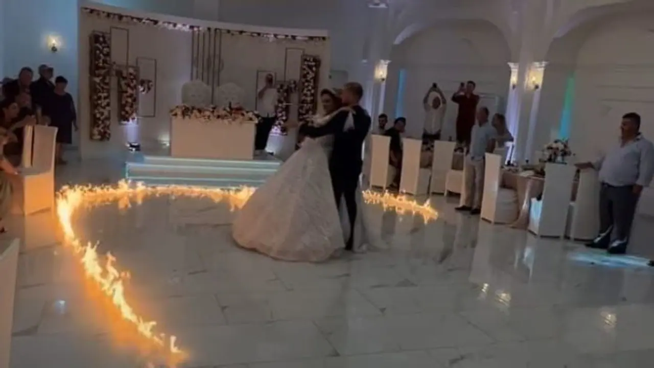 स्टेज पर खड़े थे दूल्हा दुल्हन, तभी दोस्तों ने लगा दी आग.. वायरल वीडियो में देखिए आगे क्या हुआ स्टेज पर खड़े थे दूल्हा दुल्हन, तभी दोस्तों ने लगा दी आग.. वायरल वीडियो में देखिए आगे क्या हुआ