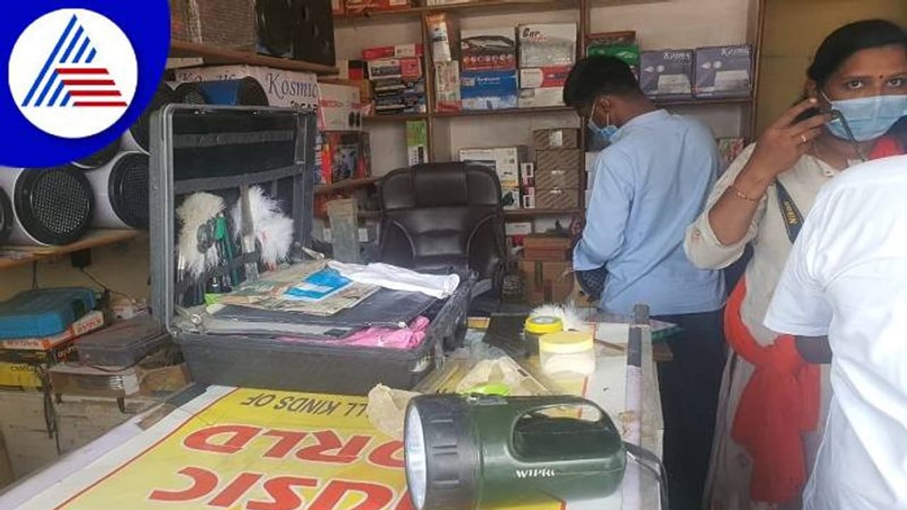 ಶಹಾಪುರದಲ್ಲಿ ಸರಣಿ ಕಳ್ಳತನ: ಹಣ ದೋಚಿದ ಖದೀಮರು ಶಹಾಪುರದಲ್ಲಿ ಸರಣಿ ಕಳ್ಳತನ: ಹಣ ದೋಚಿದ ಖದೀಮರು