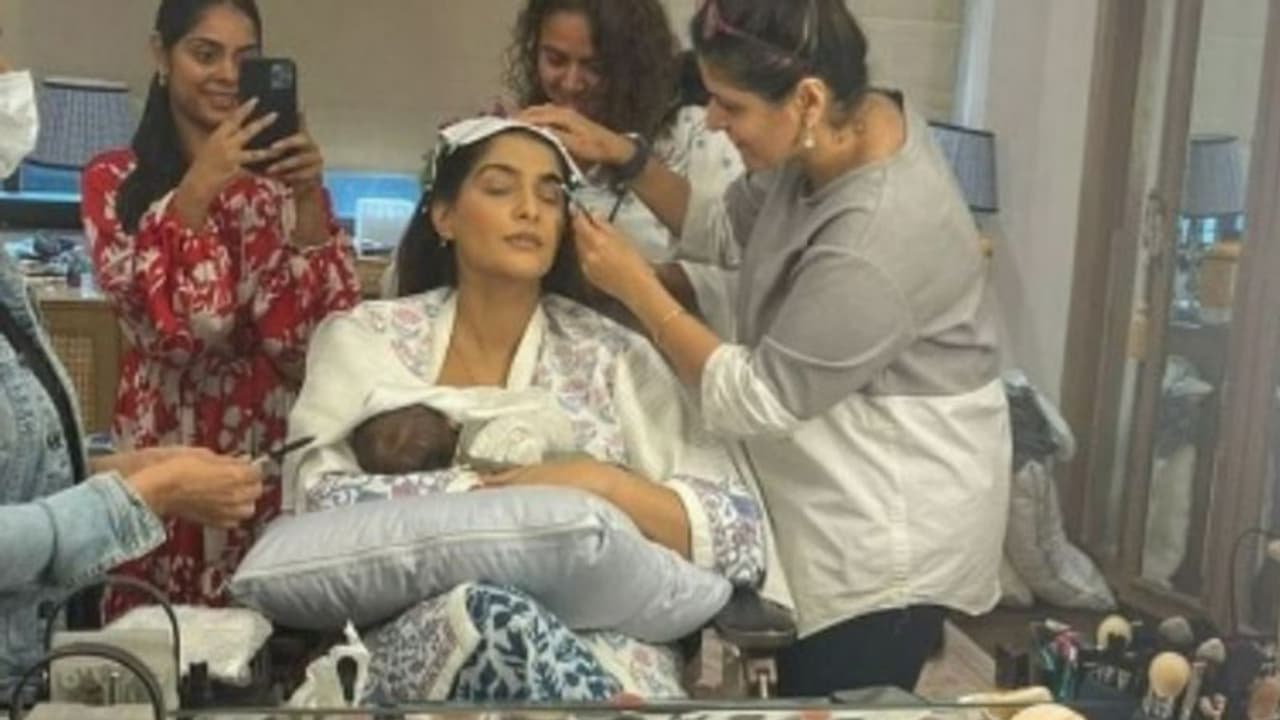सोनम कपूर ने मेकअप कराते समय बेटे को कराई ब्रैस्टफीडिंग, VIDEO पर पति का कमेंट देख भड़के लोग