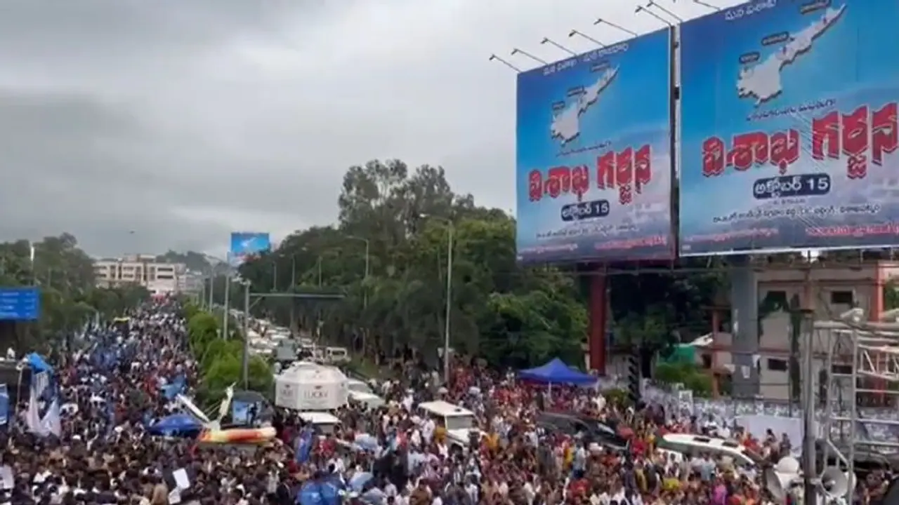 బీచ్ రోడ్డుకు చేరిన విశాఖ గర్జన ర్యాలీ.. వైఎస్సార్ విగ్రహానికి నేతల నివాళులు.. వర్షంలోనూ కొనసాగిన ర్యాలీ.. బీచ్ రోడ్డుకు చేరిన విశాఖ గర్జన ర్యాలీ.. వైఎస్సార్ విగ్రహానికి నేతల నివాళులు.. వర్షంలోనూ కొనసాగిన ర్యాలీ..