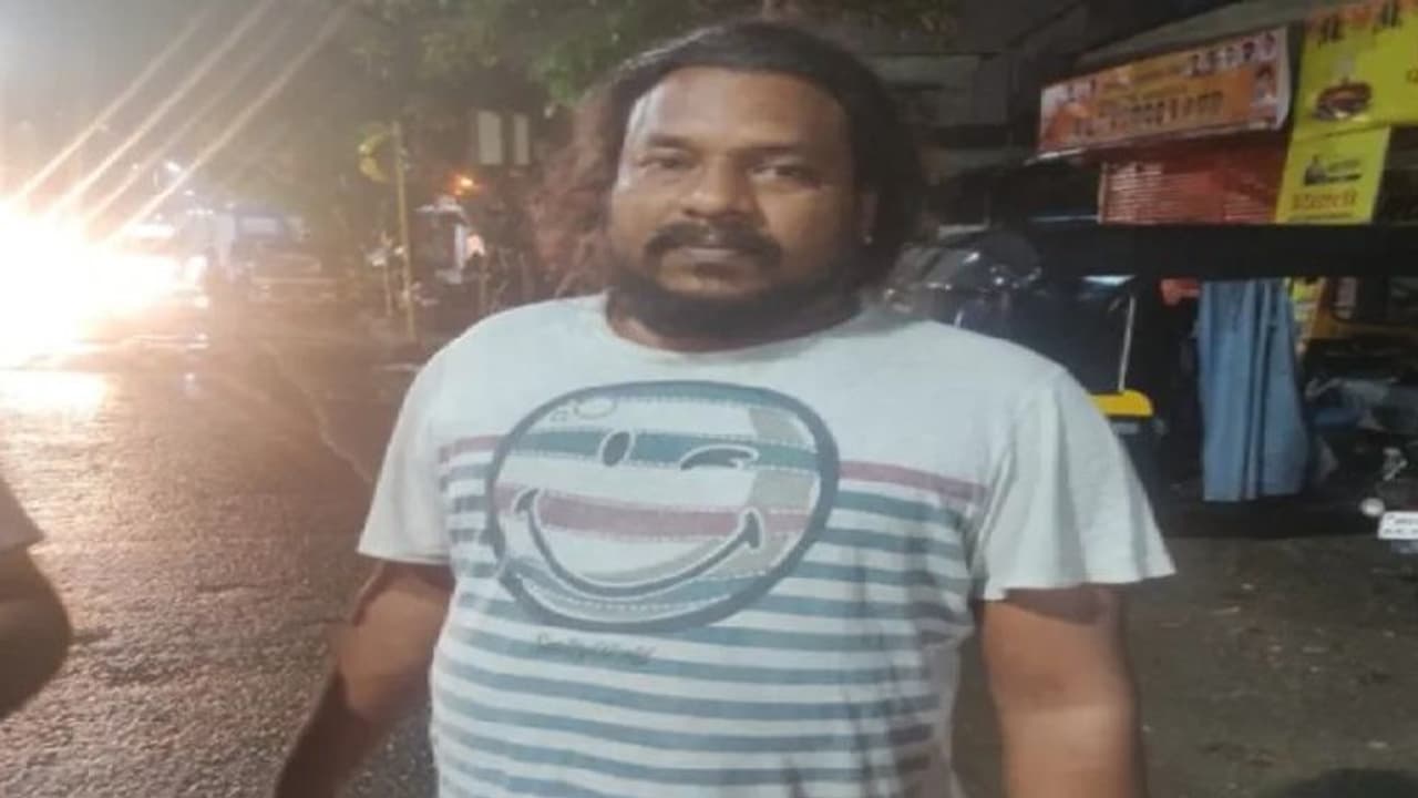 इस शख्स ने लड़की को चलते ऑटो से 500 मीटर घसीटा, मुंबई पुलिस ने ऐसे किया उसे गिरफ्तार इस शख्स ने लड़की को चलते ऑटो से 500 मीटर घसीटा, मुंबई पुलिस ने ऐसे किया उसे गिरफ्तार