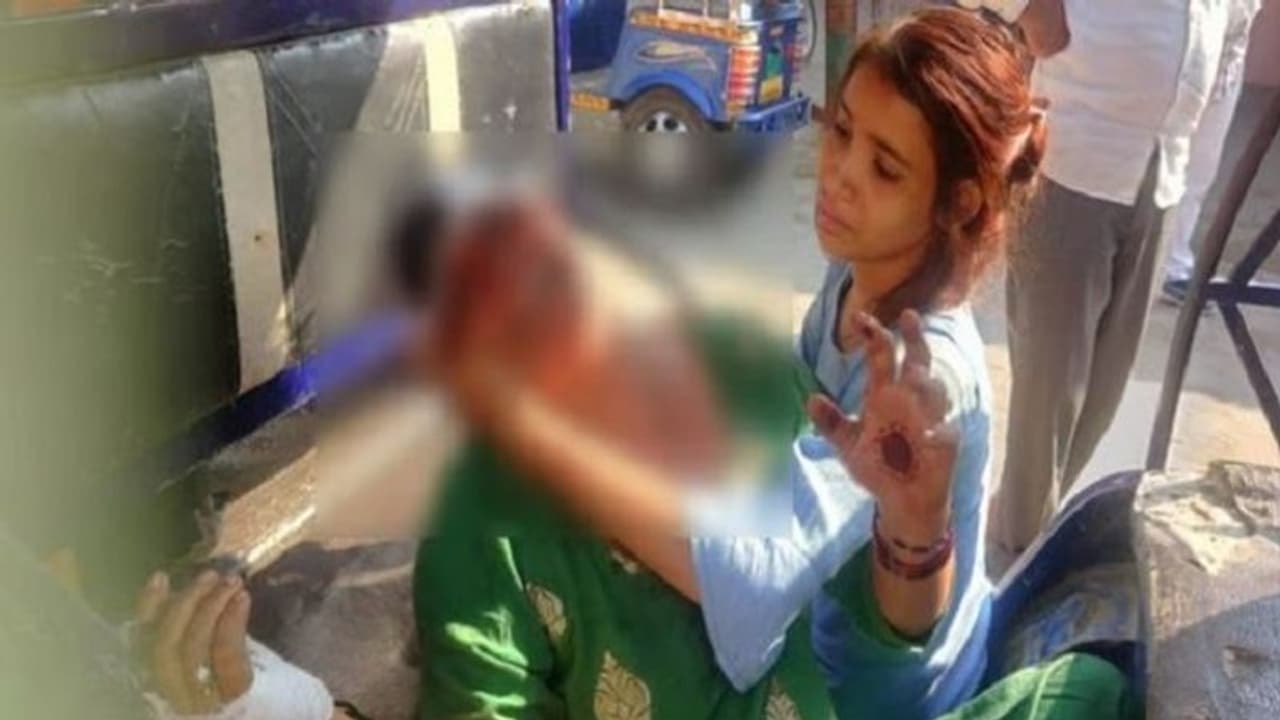 बागपत में भगवान रखने को लेकर 2 पक्षों में खूनी संघर्ष, जमकर चले लाठी डंडे, कई लहूलुहान बागपत में भगवान रखने को लेकर 2 पक्षों में खूनी संघर्ष, जमकर चले लाठी डंडे, कई लहूलुहान