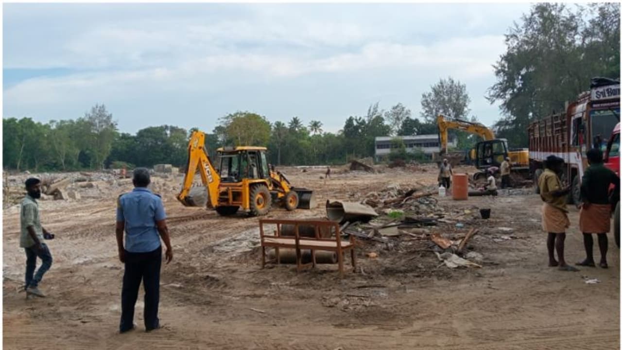  കെ​ട്ടി​ടം പൊ​ളി​ക്കു​ന്ന​തി​ന്‍റെ മ​റ​വി​ൽ വ്യാ​പ​ക​ മ​ണ​ൽ ക​ട​ത്ത്; തടഞ്ഞ് പഞ്ചായത്ത് പ്രസിഡന്‍റ്