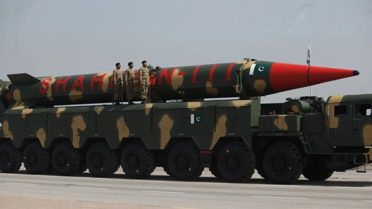 India Pakistan Tension : 450 కి.మీ లక్ష్యాన్ని చేధించే పాక్ మిస్సైల్ ... ఏదో తెలుసా? India Pakistan Tension : 450 కి.మీ లక్ష్యాన్ని చేధించే పాక్ మిస్సైల్ ... ఏదో తెలుసా?