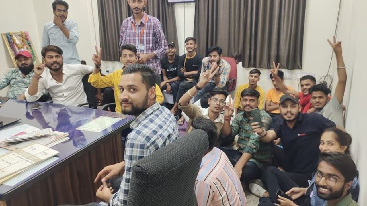 राजस्थान में फिर एक छात्र संघ अध्यक्ष पर लटकी सस्पेंसन की तलवार, एडमिशन को लेकर सामने आया बड़ा फर्जीवाड़ा राजस्थान में फिर एक छात्र संघ अध्यक्ष पर लटकी सस्पेंसन की तलवार, एडमिशन को लेकर सामने आया बड़ा फर्जीवाड़ा