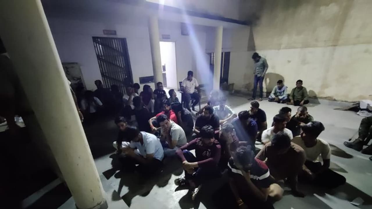 जयपुर में सटोरियों पर बड़ा एक्शन: स्टेडियम में ही लग रहा था करोड़ों का जुआ, कई राज्यों के सट्टेबाज पकड़ाए जयपुर में सटोरियों पर बड़ा एक्शन: स्टेडियम में ही लग रहा था करोड़ों का जुआ, कई राज्यों के सट्टेबाज पकड़ाए