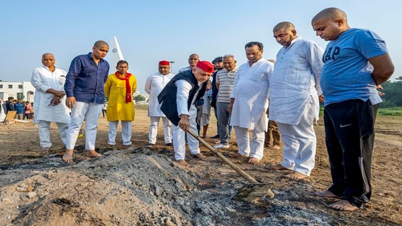 चाचा शिवपाल के साथ मुलायम सिंह यादव की अस्थियां इकट्ठा करते नजर आए अखिलेश, हरिद्वार में होगा विसर्जन चाचा शिवपाल के साथ मुलायम सिंह यादव की अस्थियां इकट्ठा करते नजर आए अखिलेश, हरिद्वार में होगा विसर्जन