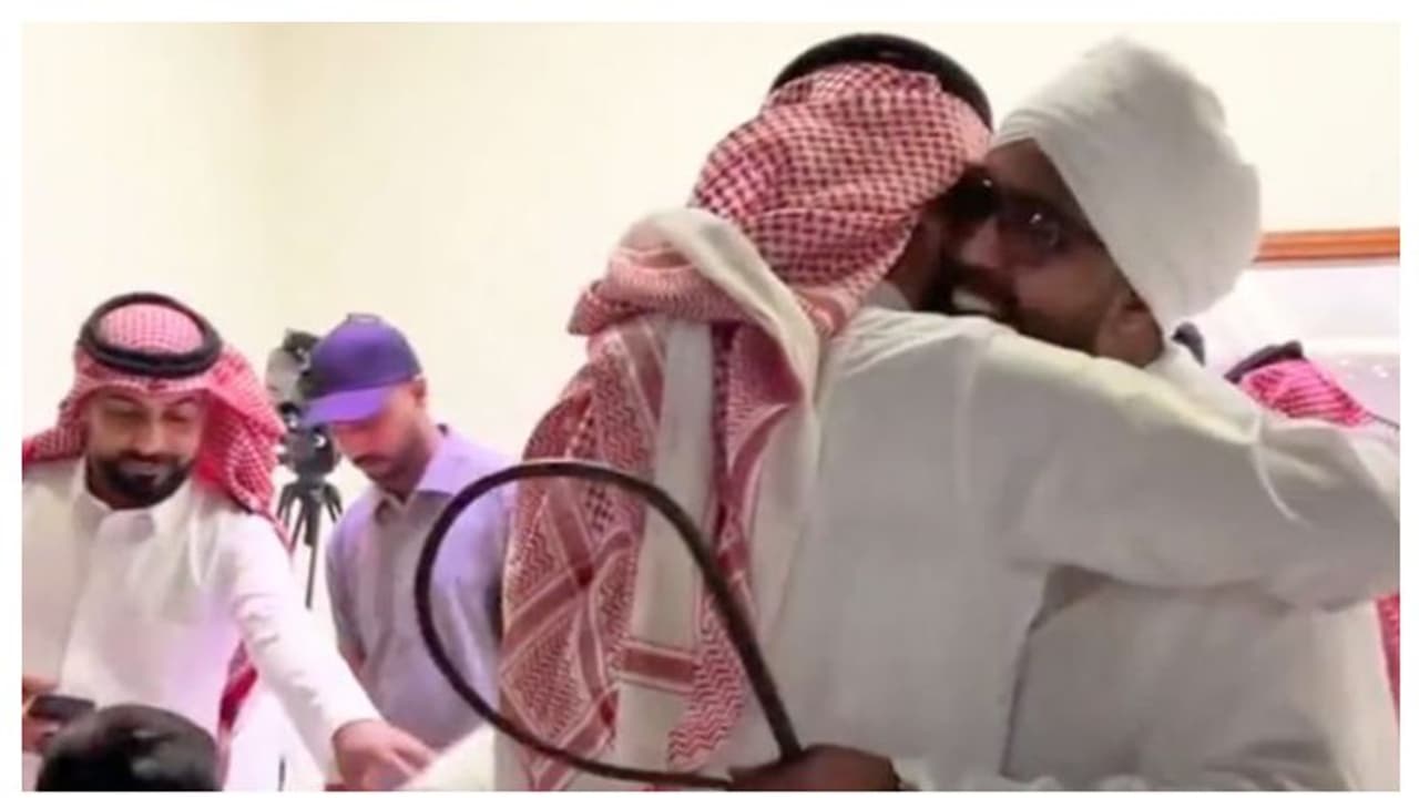 അതിരുകളില്ലാത്ത സ്നേഹം; പ്രവാസിയുടെ വിവാഹ പാര്ട്ടിയുടെ എല്ലാ ചെലവുകളും വഹിച്ച് സ്വദേശി സ്പോണ്സര് അതിരുകളില്ലാത്ത സ്നേഹം; പ്രവാസിയുടെ വിവാഹ പാര്ട്ടിയുടെ എല്ലാ ചെലവുകളും വഹിച്ച് സ്വദേശി സ്പോണ്സര്