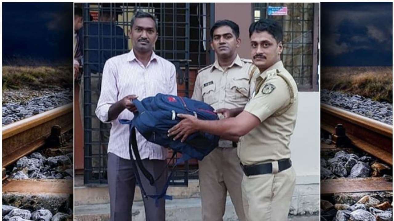 തക്കംനോക്കി ട്രെയിൻ നീങ്ങിതുടങ്ങിയപ്പോള് ബാഗുമായി ഓടി കള്ളന്മാര്; ഒന്നരകിലോമീറ്റര് പിന്നാലെ പാഞ്ഞ് പൊലീസ്! തക്കംനോക്കി ട്രെയിൻ നീങ്ങിതുടങ്ങിയപ്പോള് ബാഗുമായി ഓടി കള്ളന്മാര്; ഒന്നരകിലോമീറ്റര് പിന്നാലെ പാഞ്ഞ് പൊലീസ്!